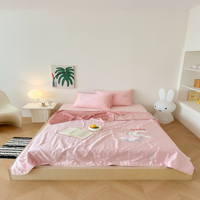 91家纺网 家纺一手货源 找家纺 （总）西西家居 2025新款60支兰精天丝儿童夏被（面料A类）绣花款-雨伞小兔