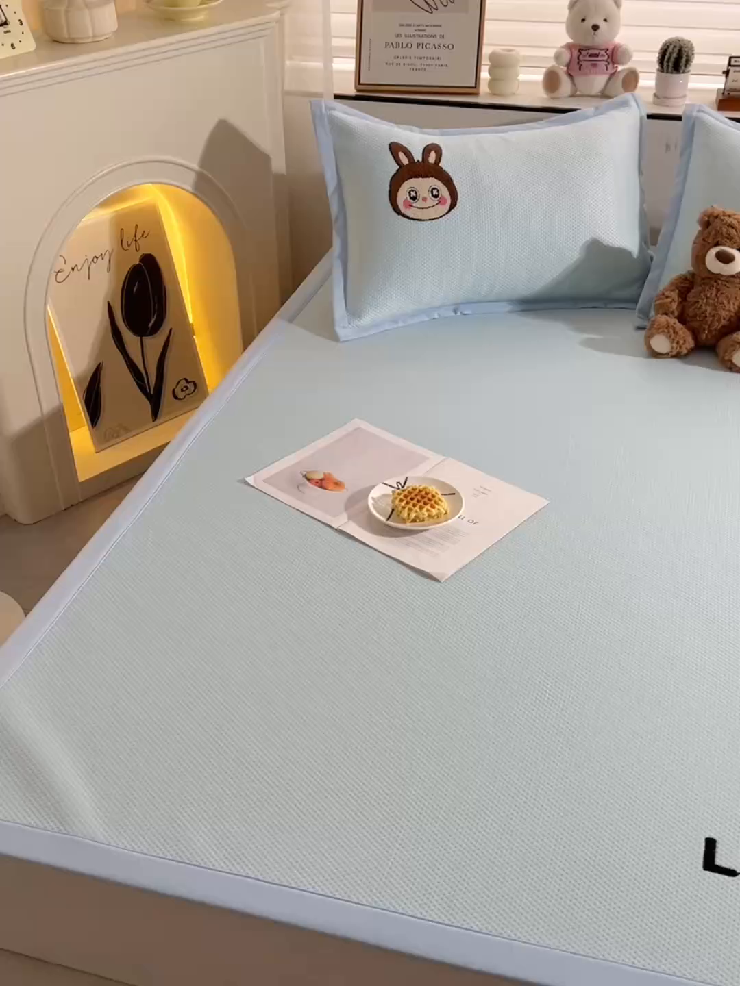 91家纺网 家纺一手货源 找家纺 炫拼2025新款A类满天星凉豆豆卡通毛巾绣大包边复合凉席  幸运布布-蓝