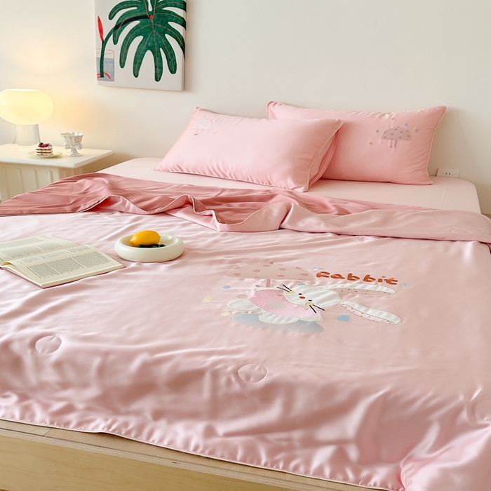 91家纺网 家纺一手货源 找家纺 （总）西西家居 2025新款60支兰精天丝儿童夏被（面料A类）绣花款-雨伞小兔