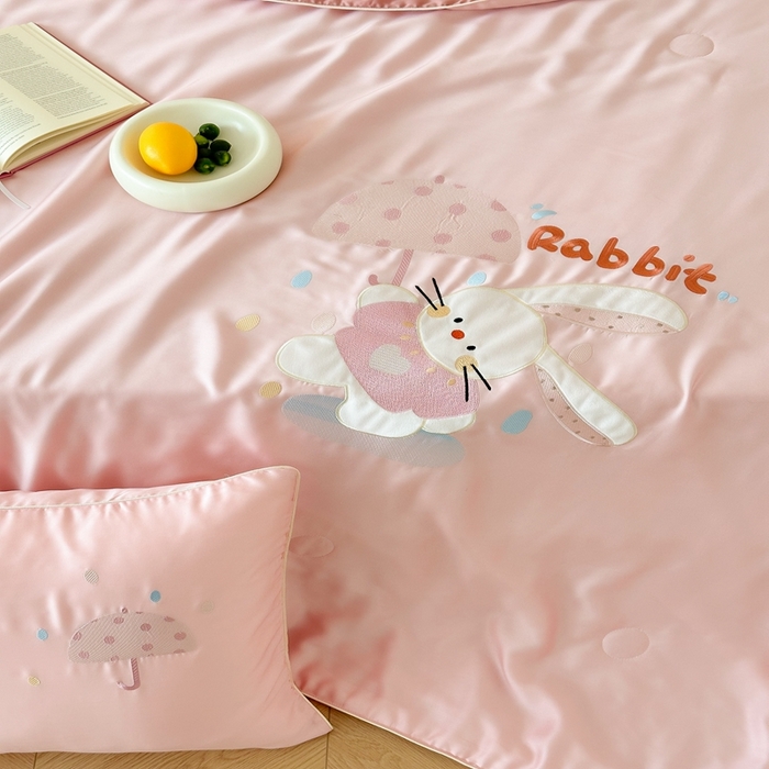 91家纺网 家纺一手货源 找家纺 （总）西西家居 2025新款60支兰精天丝儿童夏被（面料A类）绣花款-雨伞小兔