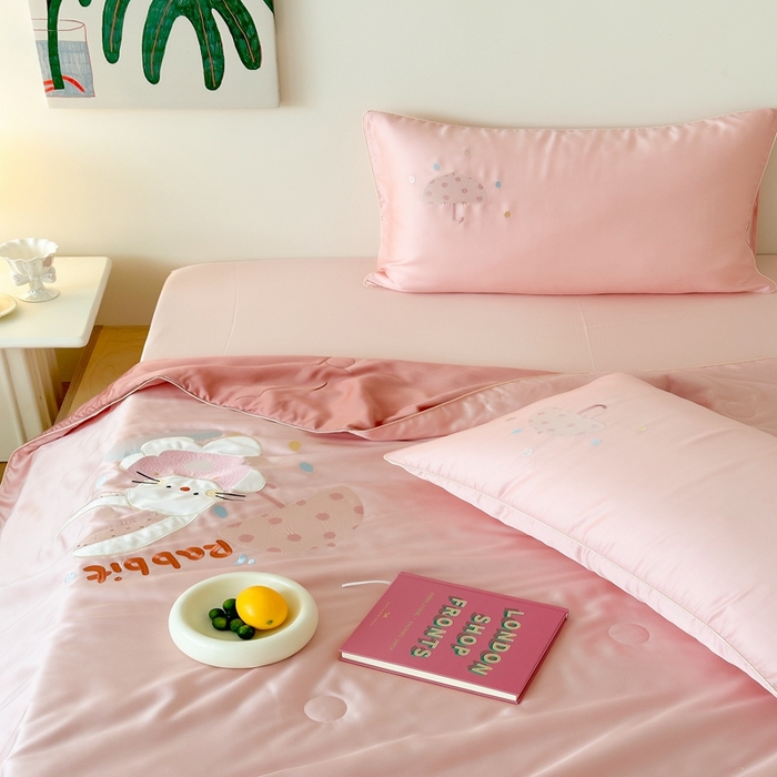 91家纺网 家纺一手货源 找家纺 （总）西西家居 2025新款60支兰精天丝儿童夏被（面料A类）绣花款-雨伞小兔