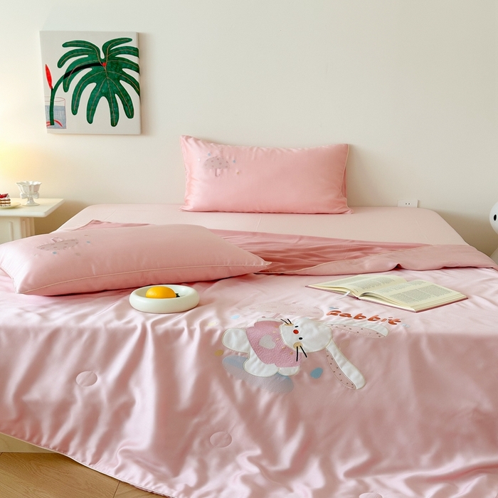 91家纺网 家纺一手货源 找家纺 （总）西西家居 2025新款60支兰精天丝儿童夏被（面料A类）绣花款-雨伞小兔