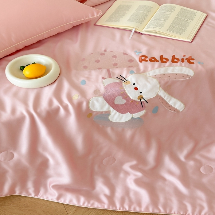 91家纺网 家纺一手货源 找家纺 （总）西西家居 2025新款60支兰精天丝儿童夏被（面料A类）绣花款-雨伞小兔