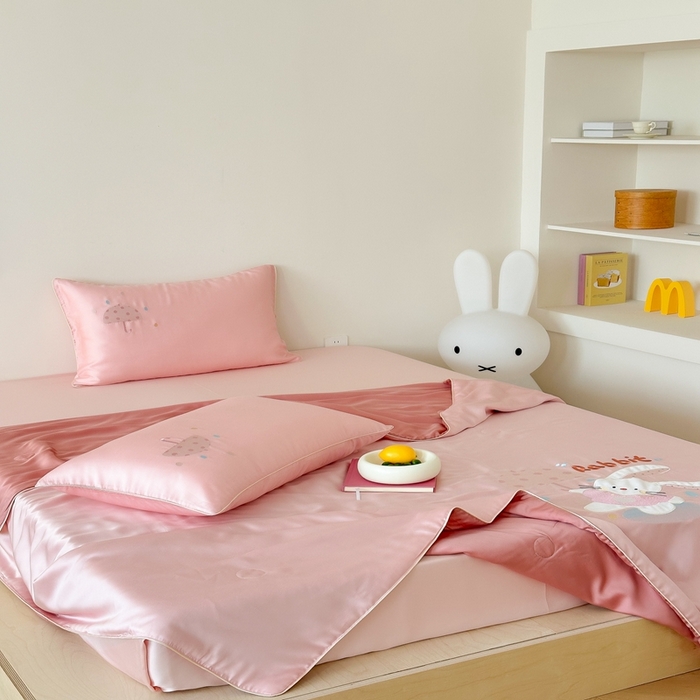 91家纺网 家纺一手货源 找家纺 （总）西西家居 2025新款60支兰精天丝儿童夏被（面料A类）绣花款-雨伞小兔