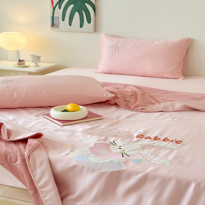 91家纺网 家纺一手货源 找家纺 （总）西西家居 2025新款60支兰精天丝儿童夏被（面料A类）绣花款-雨伞小兔