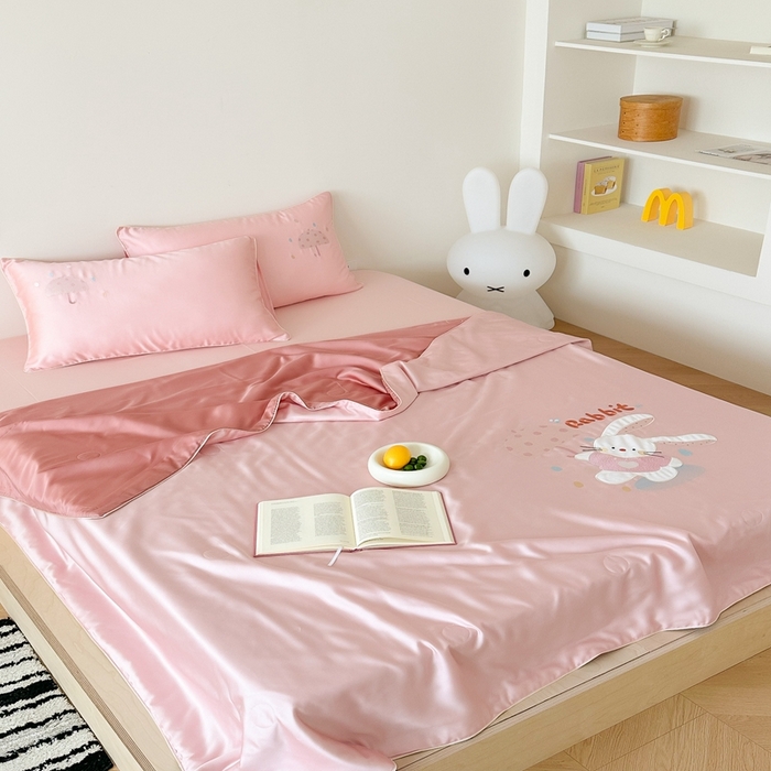 91家纺网 家纺一手货源 找家纺 （总）西西家居 2025新款60支兰精天丝儿童夏被（面料A类）绣花款-雨伞小兔