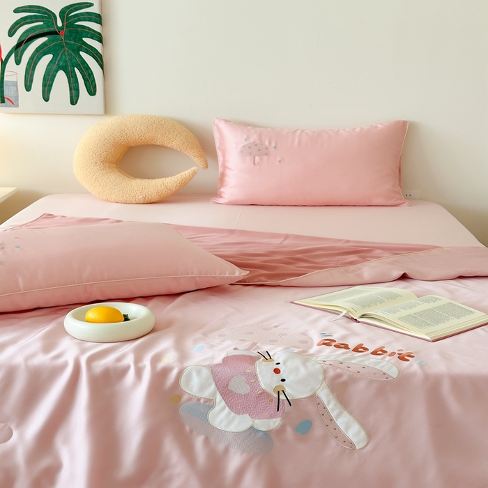 91家纺网 家纺一手货源 找家纺 （总）西西家居 2025新款60支兰精天丝儿童夏被（面料A类）绣花款-雨伞小兔