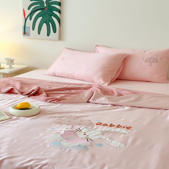 91家纺网 家纺一手货源 找家纺 （总）西西家居 2025新款60支兰精天丝儿童夏被（面料A类）绣花款-雨伞小兔