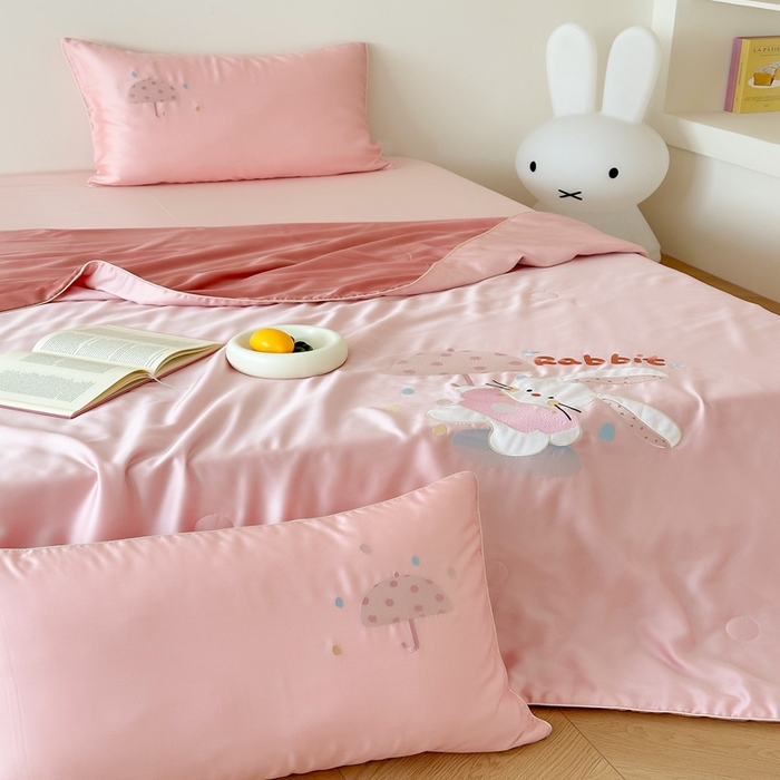 91家纺网 家纺一手货源 找家纺 （总）西西家居 2025新款60支兰精天丝儿童夏被（面料A类）绣花款-雨伞小兔