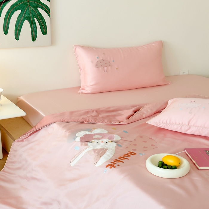 91家纺网 家纺一手货源 找家纺 （总）西西家居 2025新款60支兰精天丝儿童夏被（面料A类）绣花款-雨伞小兔