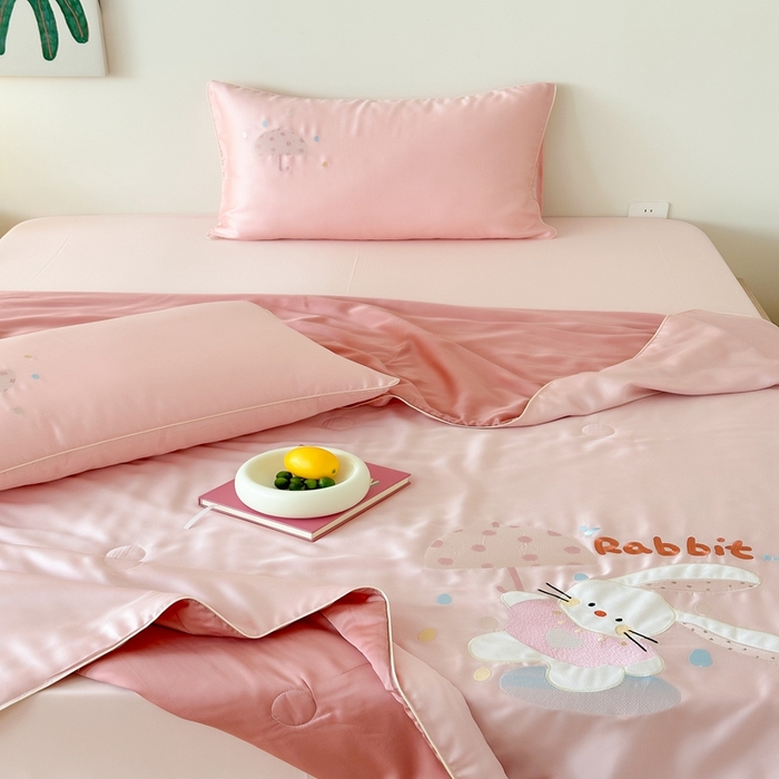 91家纺网 家纺一手货源 找家纺 （总）西西家居 2025新款60支兰精天丝儿童夏被（面料A类）绣花款-雨伞小兔