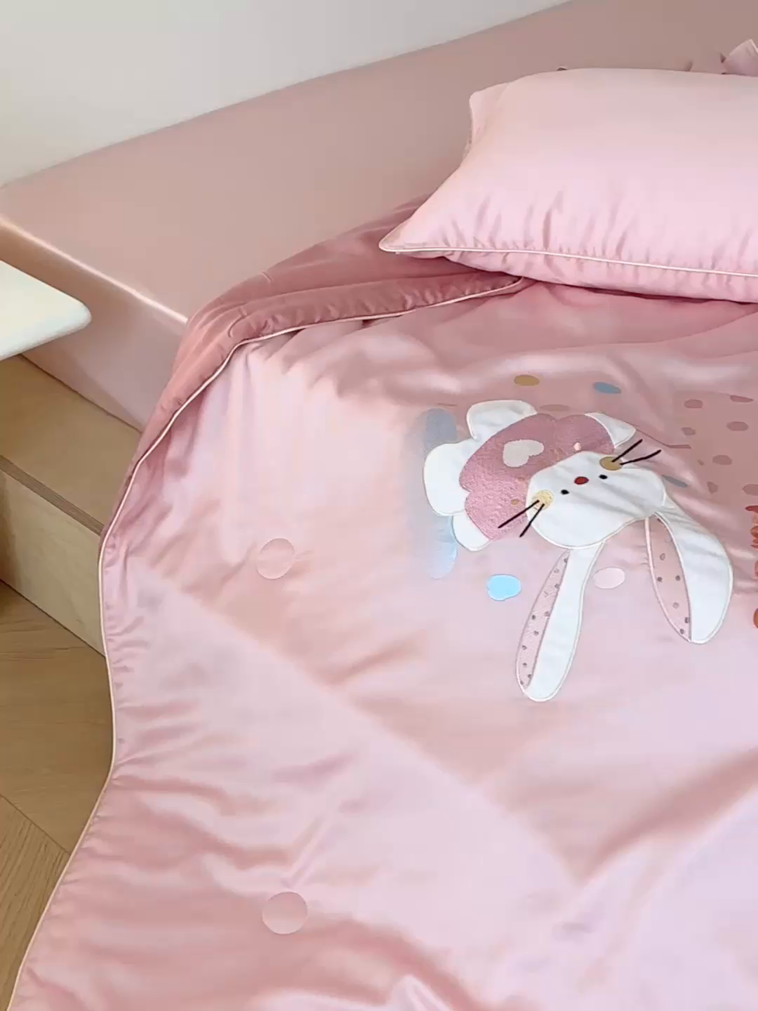 91家纺网 家纺一手货源 找家纺 （总）西西家居 2025新款60支兰精天丝儿童夏被（面料A类）绣花款-雨伞小兔