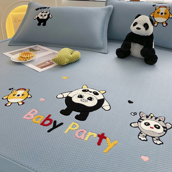 91家纺网 家纺一手货源 找家纺 炫拼2025新款A类满天星凉豆豆卡通毛巾绣大包边复合凉席  熊仔派对