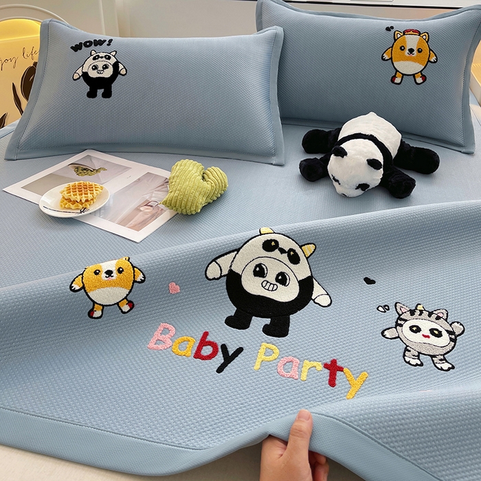 91家纺网 家纺一手货源 找家纺 炫拼2025新款A类满天星凉豆豆卡通毛巾绣大包边复合凉席  熊仔派对