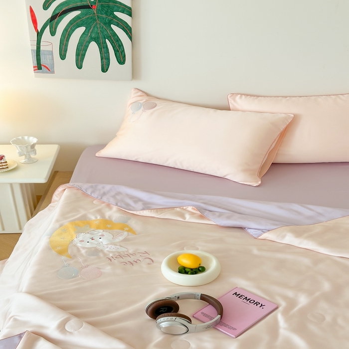 91家纺网 家纺一手货源 找家纺 （总）西西家居 2025新款60支兰精天丝儿童夏被（面料A类）绣花款-星月兔