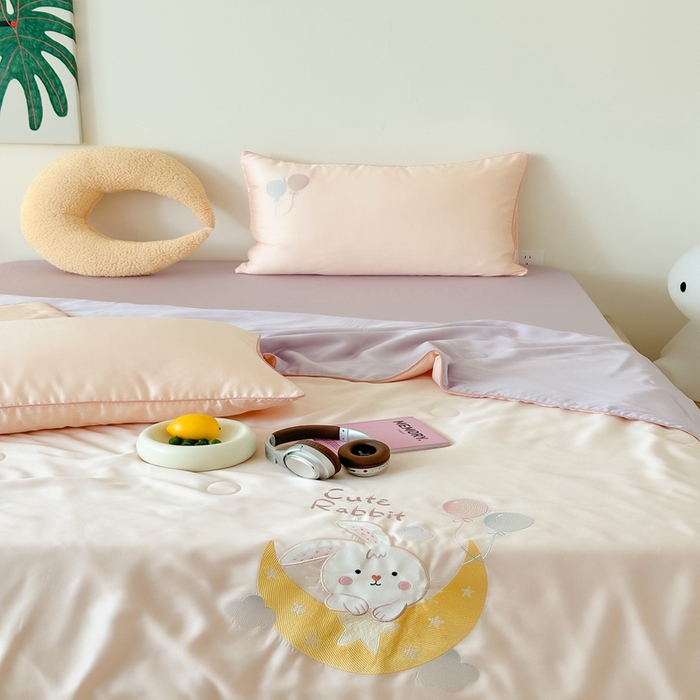 91家纺网 家纺一手货源 找家纺 （总）西西家居 2025新款60支兰精天丝儿童夏被（面料A类）绣花款-星月兔