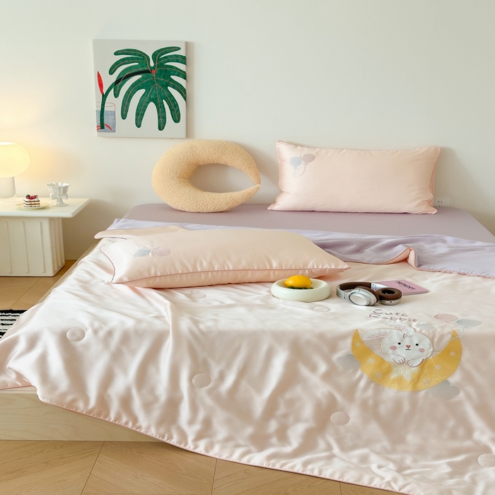 91家纺网 家纺一手货源 找家纺 （总）西西家居 2025新款60支兰精天丝儿童夏被（面料A类）绣花款-星月兔