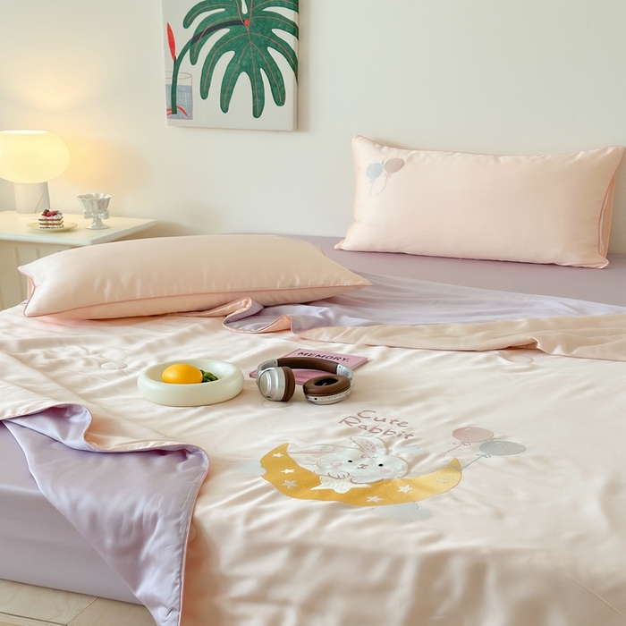 91家纺网 家纺一手货源 找家纺 （总）西西家居 2025新款60支兰精天丝儿童夏被（面料A类）绣花款-星月兔