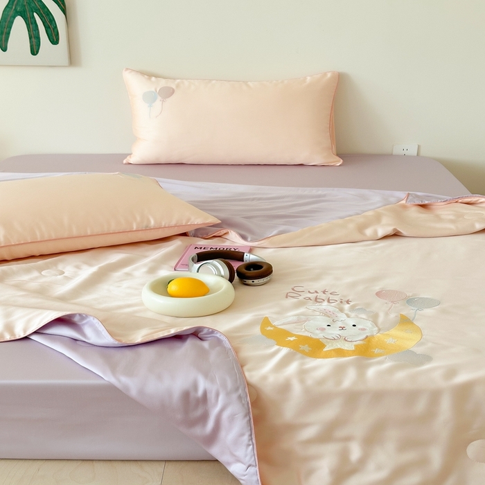 91家纺网 家纺一手货源 找家纺 （总）西西家居 2025新款60支兰精天丝儿童夏被（面料A类）绣花款-星月兔