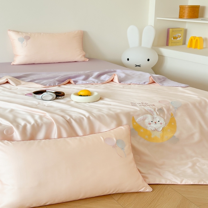 91家纺网 家纺一手货源 找家纺 （总）西西家居 2025新款60支兰精天丝儿童夏被（面料A类）绣花款-星月兔