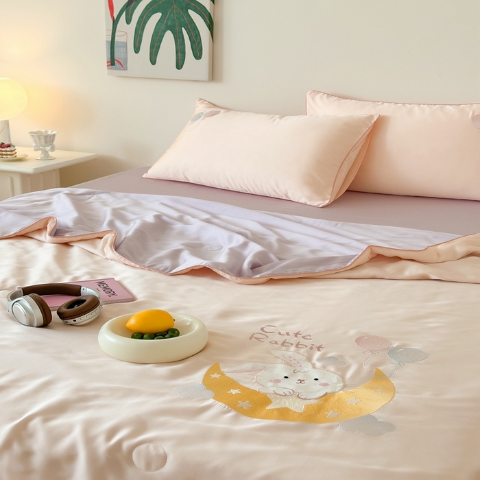 91家纺网 家纺一手货源 找家纺 （总）西西家居 2025新款60支兰精天丝儿童夏被（面料A类）绣花款-星月兔