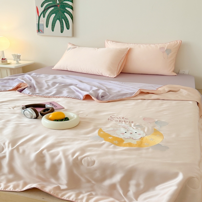 91家纺网 家纺一手货源 找家纺 （总）西西家居 2025新款60支兰精天丝儿童夏被（面料A类）绣花款-星月兔