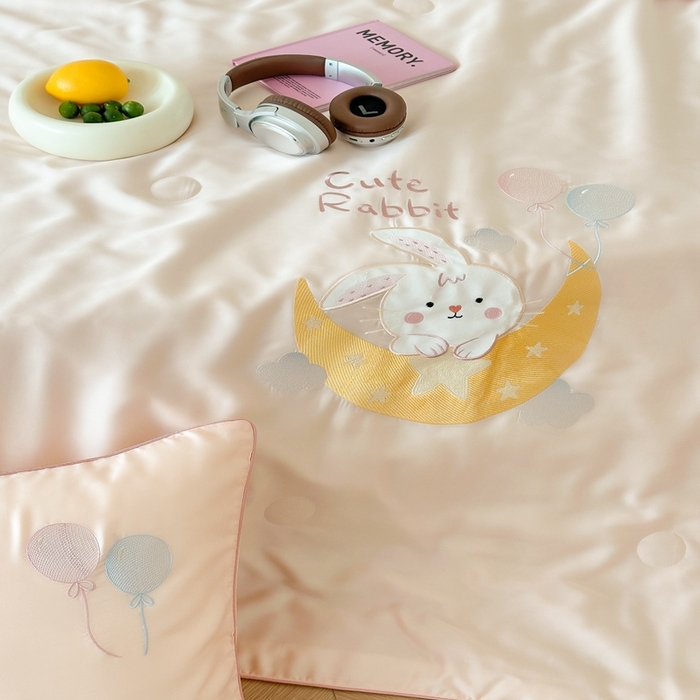 91家纺网 家纺一手货源 找家纺 （总）西西家居 2025新款60支兰精天丝儿童夏被（面料A类）绣花款-星月兔