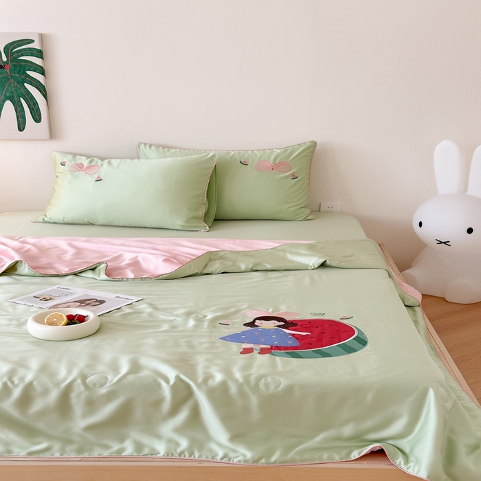 91家纺网 家纺一手货源 找家纺 （总）西西家居 2025新款60支兰精天丝儿童夏被（面料A类）绣花款-西瓜女孩