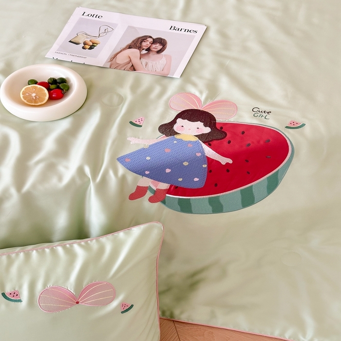 91家纺网 家纺一手货源 找家纺 （总）西西家居 2025新款60支兰精天丝儿童夏被（面料A类）绣花款-西瓜女孩