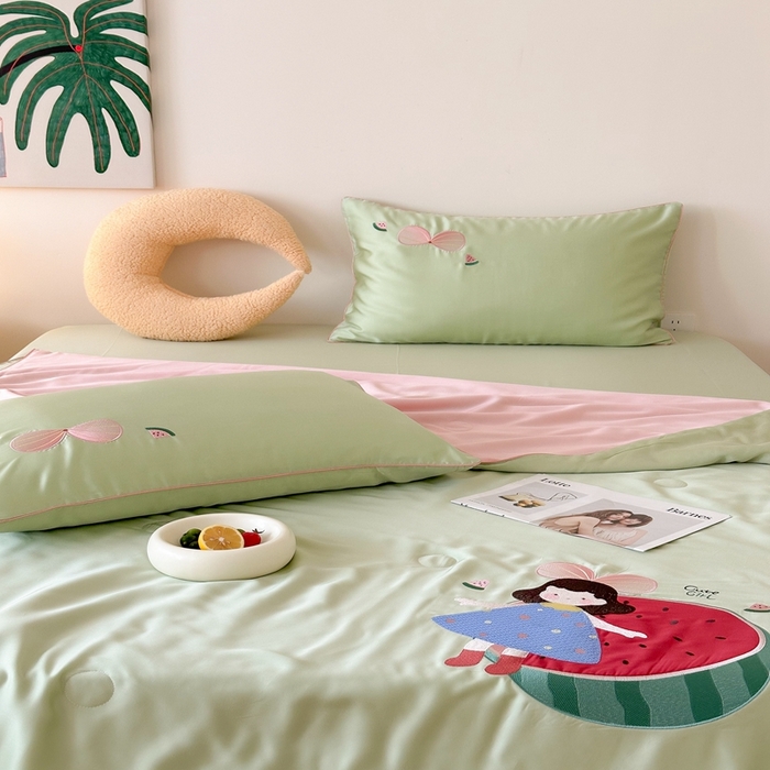 91家纺网 家纺一手货源 找家纺 （总）西西家居 2025新款60支兰精天丝儿童夏被（面料A类）绣花款-西瓜女孩