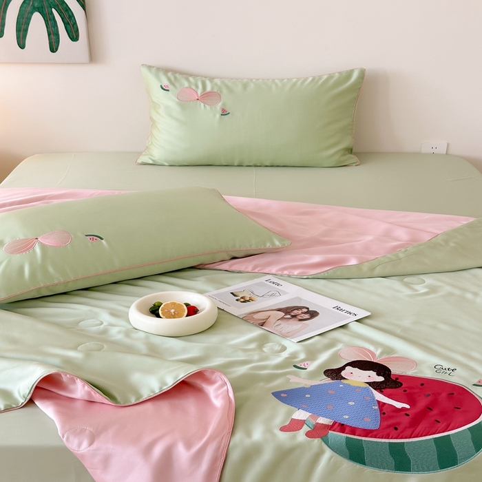 91家纺网 家纺一手货源 找家纺 （总）西西家居 2025新款60支兰精天丝儿童夏被（面料A类）绣花款-西瓜女孩