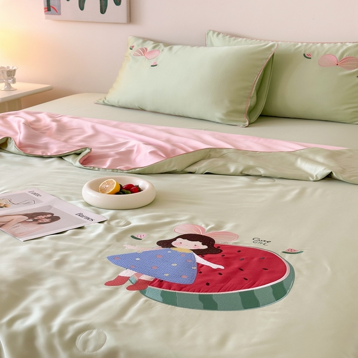 91家纺网 家纺一手货源 找家纺 （总）西西家居 2025新款60支兰精天丝儿童夏被（面料A类）绣花款-西瓜女孩