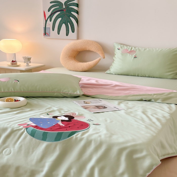 91家纺网 家纺一手货源 找家纺 （总）西西家居 2025新款60支兰精天丝儿童夏被（面料A类）绣花款-西瓜女孩