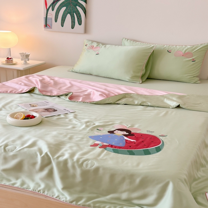 91家纺网 家纺一手货源 找家纺 （总）西西家居 2025新款60支兰精天丝儿童夏被（面料A类）绣花款-西瓜女孩