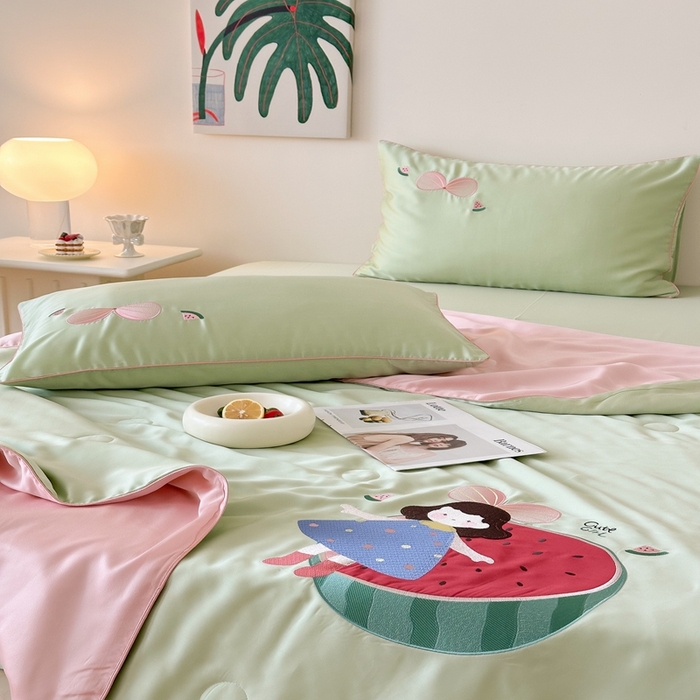 91家纺网 家纺一手货源 找家纺 （总）西西家居 2025新款60支兰精天丝儿童夏被（面料A类）绣花款-西瓜女孩