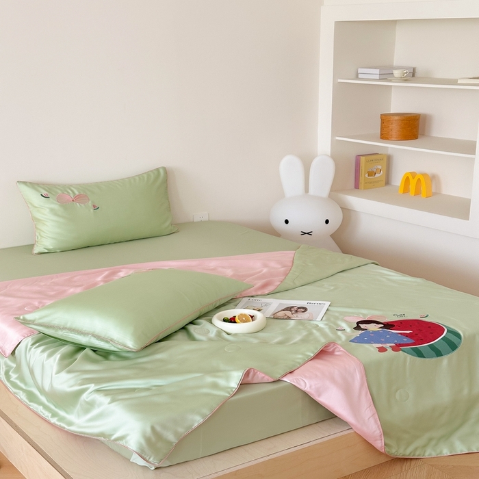 91家纺网 家纺一手货源 找家纺 （总）西西家居 2025新款60支兰精天丝儿童夏被（面料A类）绣花款-西瓜女孩