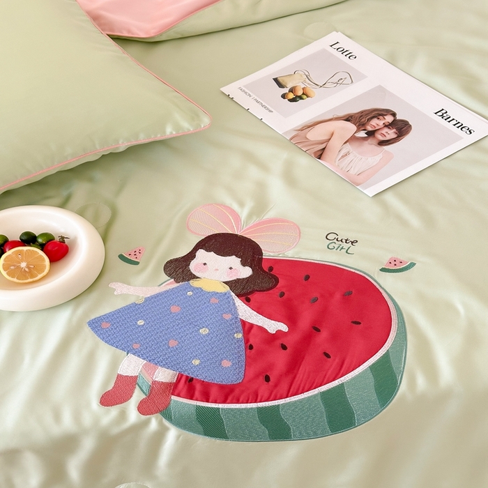 91家纺网 家纺一手货源 找家纺 （总）西西家居 2025新款60支兰精天丝儿童夏被（面料A类）绣花款-西瓜女孩