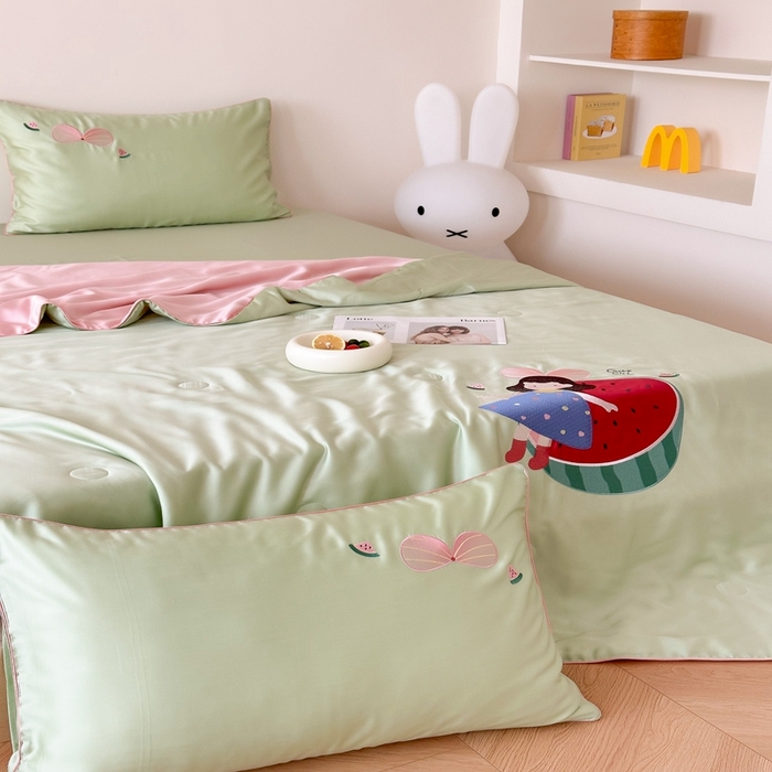 91家纺网 家纺一手货源 找家纺 （总）西西家居 2025新款60支兰精天丝儿童夏被（面料A类）绣花款-西瓜女孩