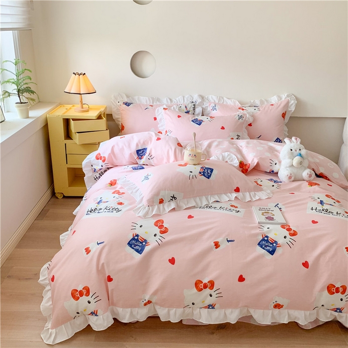 91家纺网 家纺一手货源 找家纺 玉元坊 2025年5月新品 三丽鸥花边被套全棉床单纯棉床裙床笠三四件套-凯蒂猫系列 苹果凯蒂 花边款