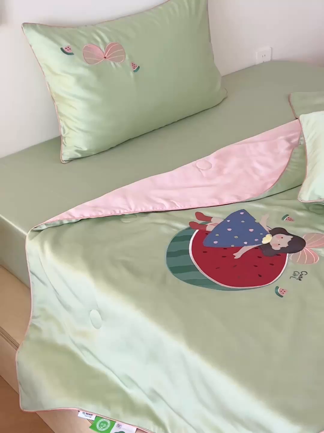 91家纺网 家纺一手货源 找家纺 （总）西西家居 2025新款60支兰精天丝儿童夏被（面料A类）绣花款-西瓜女孩