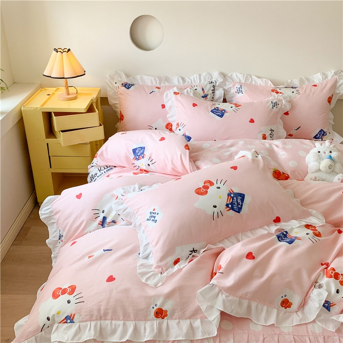 91家纺网 家纺一手货源 找家纺 玉元坊 2025年5月新品 三丽鸥花边被套全棉床单纯棉床裙床笠三四件套-凯蒂猫系列 苹果凯蒂 花边款