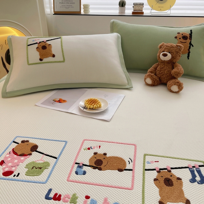 91家纺网 家纺一手货源 找家纺 炫拼2025新款A类满天星凉豆豆卡通毛巾绣大包边复合凉席  悠闲卡皮