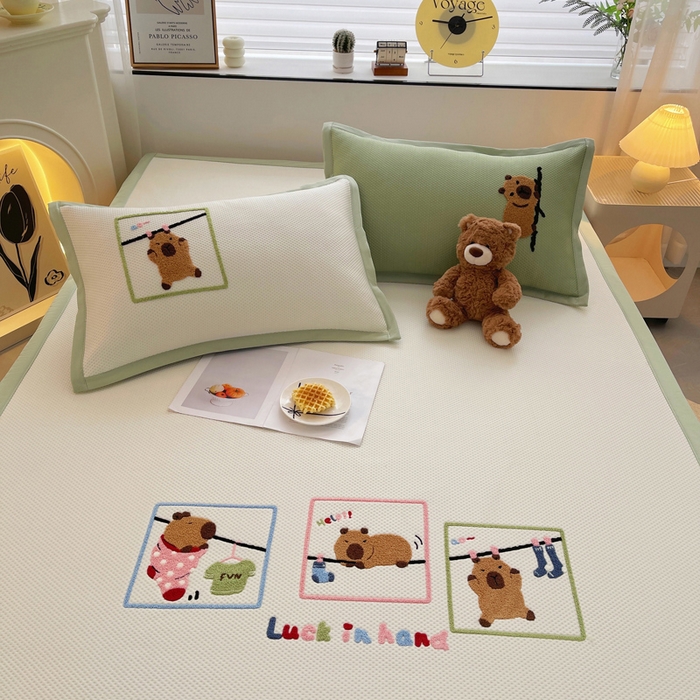 91家纺网 家纺一手货源 找家纺 炫拼2025新款A类满天星凉豆豆卡通毛巾绣大包边复合凉席  悠闲卡皮