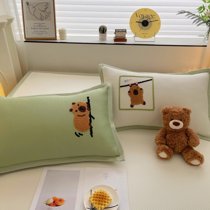 91家纺网 家纺一手货源 找家纺 炫拼2025新款A类满天星凉豆豆卡通毛巾绣大包边复合凉席  悠闲卡皮