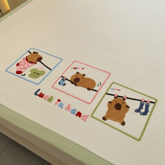 91家纺网 家纺一手货源 找家纺 炫拼2025新款A类满天星凉豆豆卡通毛巾绣大包边复合凉席  悠闲卡皮