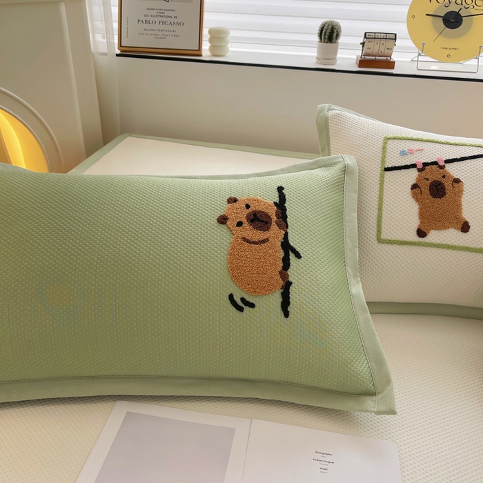 91家纺网 家纺一手货源 找家纺 炫拼2025新款A类满天星凉豆豆卡通毛巾绣大包边复合凉席  悠闲卡皮