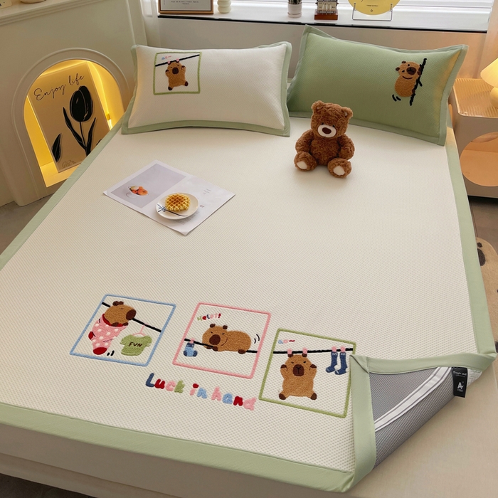 91家纺网 家纺一手货源 找家纺 炫拼2025新款A类满天星凉豆豆卡通毛巾绣大包边复合凉席  悠闲卡皮