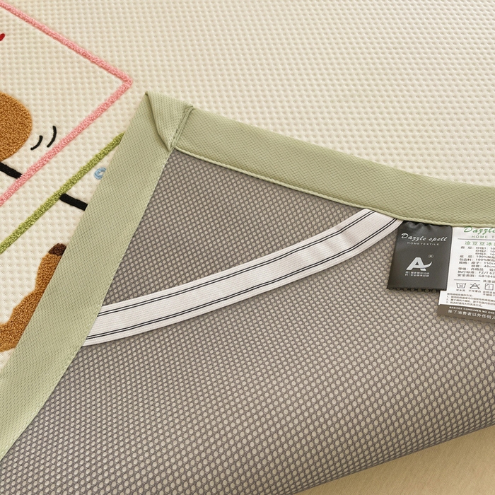 91家纺网 家纺一手货源 找家纺 炫拼2025新款A类满天星凉豆豆卡通毛巾绣大包边复合凉席  悠闲卡皮