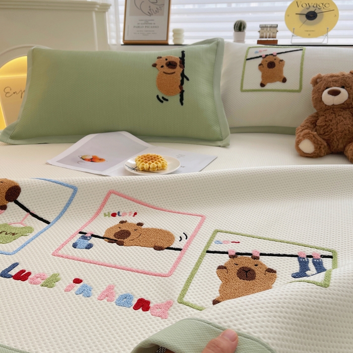 91家纺网 家纺一手货源 找家纺 炫拼2025新款A类满天星凉豆豆卡通毛巾绣大包边复合凉席  悠闲卡皮