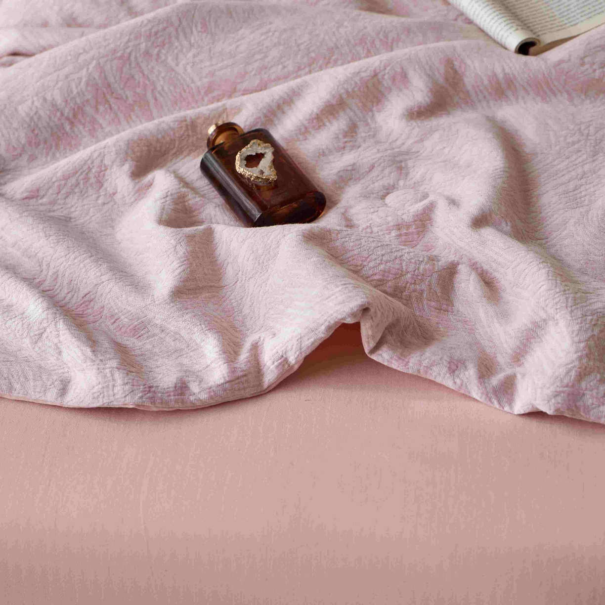 91家纺网 家纺一手货源 找家纺 梦享生活家居 2025新款色织三层提花夏被 缤纷粉